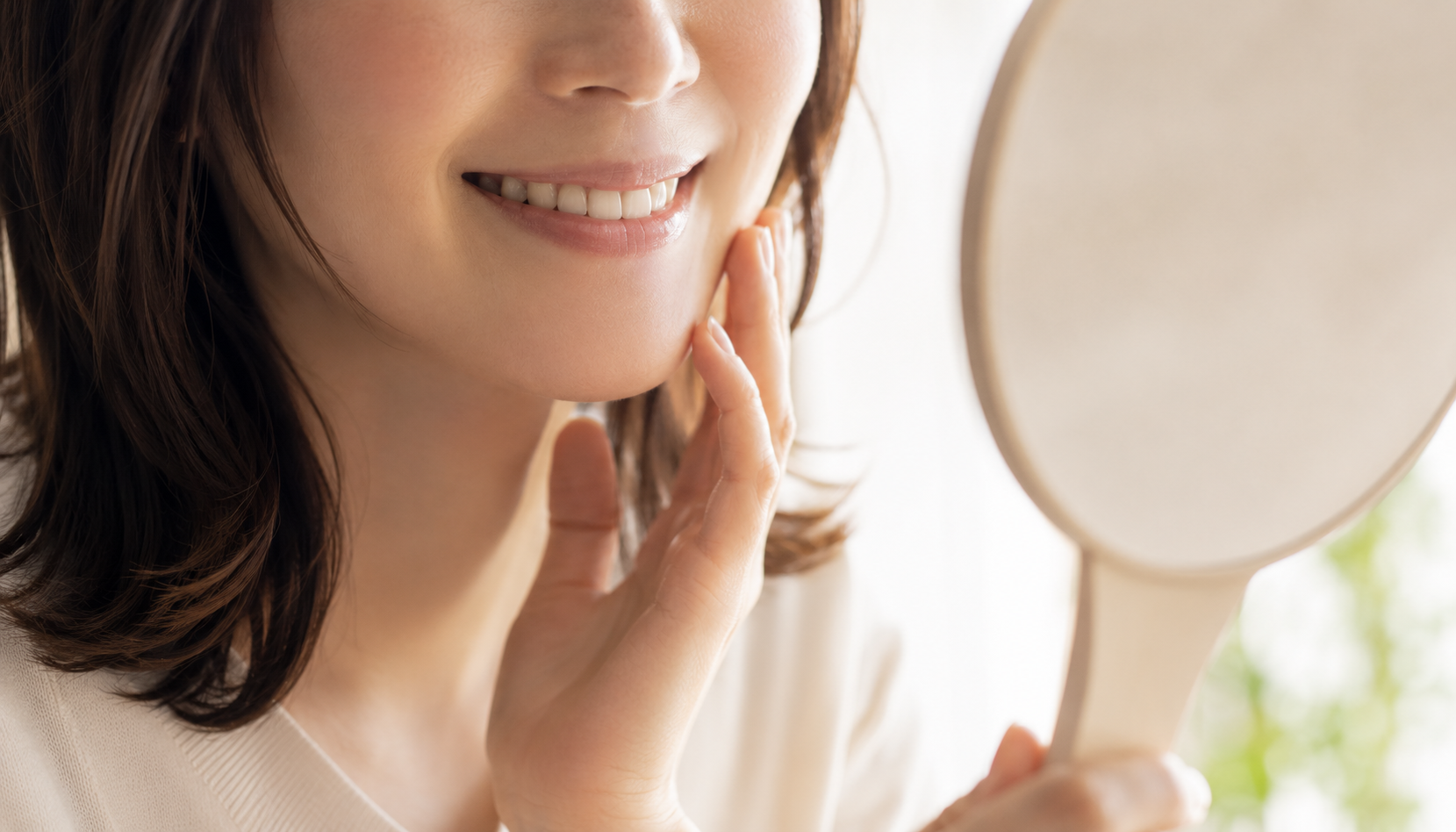 ケア後の自然な笑顔。鏡で仕上がりをご確認いただけます。